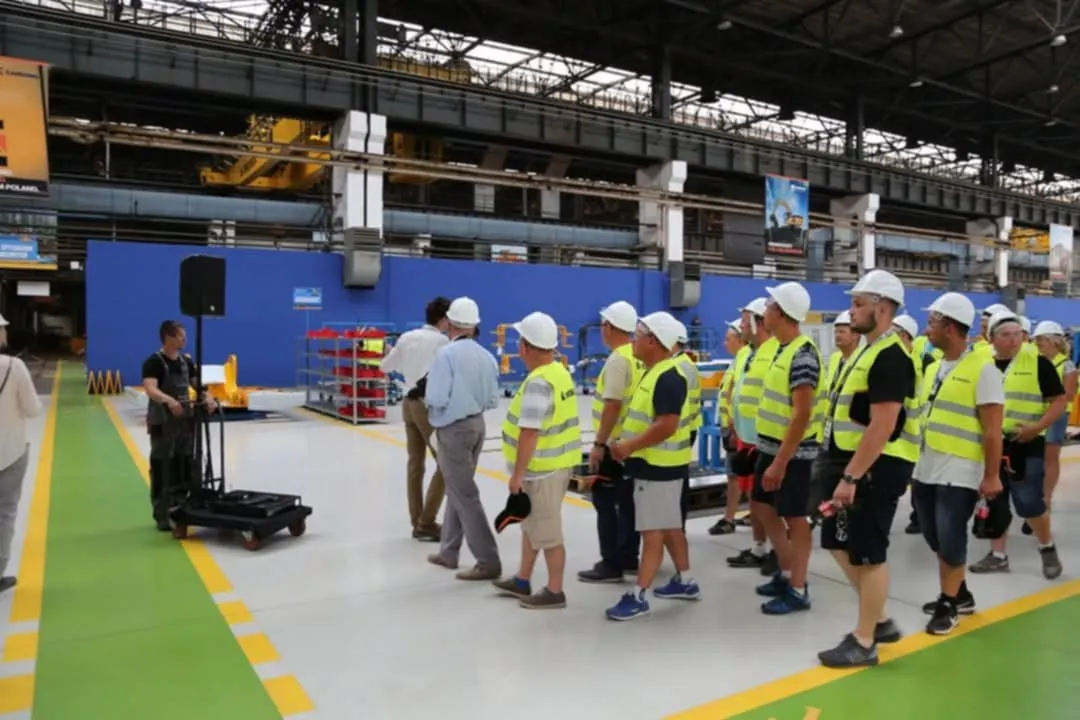 Szkolenie operatorów maszyn roboczych w hali producenta