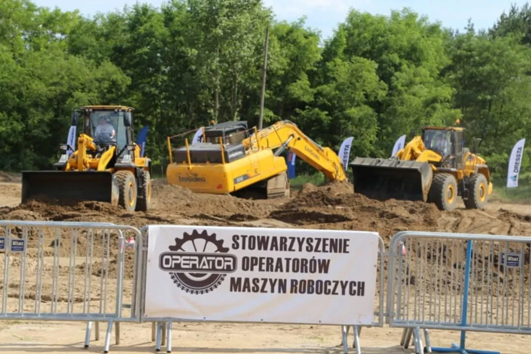Koparko-ładowarka podczas konkurencji Polskiej Ligi Operatorów