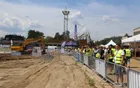 Publiczność wzdłuż barierek obserwuje pokaz maszyn